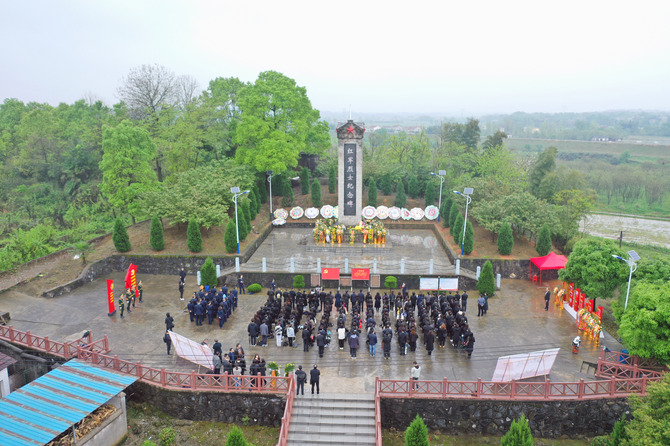 fh体育·(中国)官方网站,师生清明祭扫纪念红军英烈