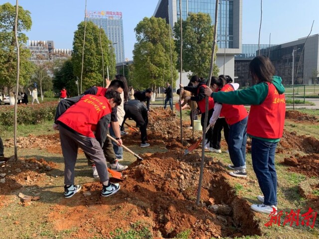 fh体育·(中国)官方网站,师生义务植树共建绿色校园